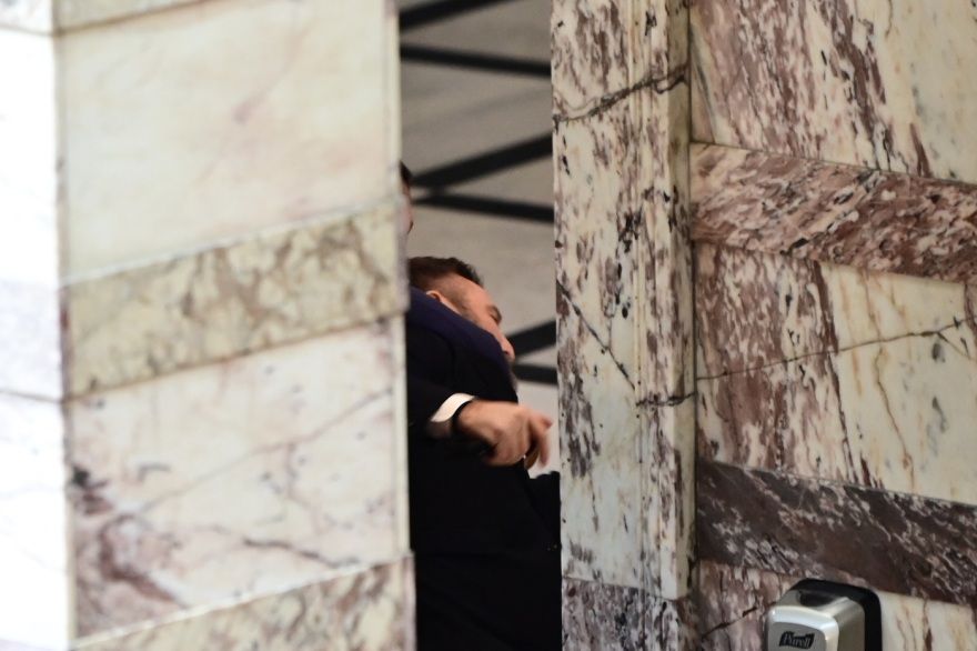 alert! ο πρώην βουλευτής των σπαρτιατών, φλώρος, γρονθοκόπησε μέσα στην ολομέλεια βουλευτή της ελληνικής λύσης