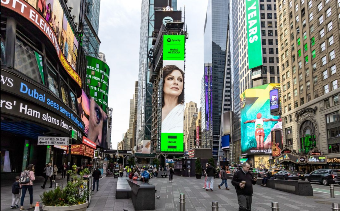 νέα υόρκη: η χάρις αλεξίου σε billboard στην times square για την καμπάνια equal