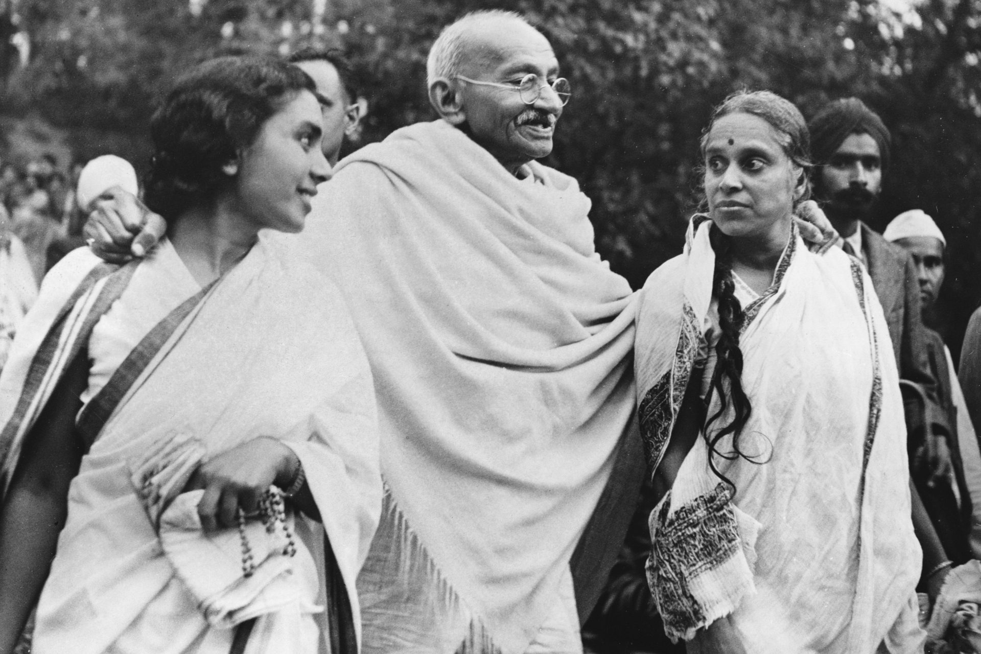 <p>At 77, Mahatma Gandhi was fighting to unify India, a country torn by tensions between Hindus and Muslims. On January 30, 1948, he went to a public prayer in Delhi when a Hindu nationalist shot him three times. The famous spiritual guide would then have murmured "Ram, Ram" ("God, God").</p>