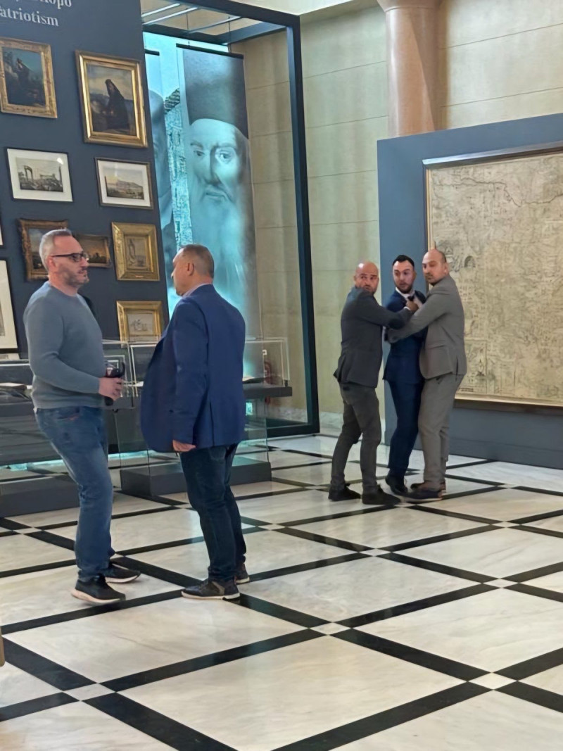 ξύλο στη βουλή: πρώην βουλευτής των σπαρτιατών έπιασε από το λαιμό βουλευτή της ελληνικής λύσης - φωτογραφίες