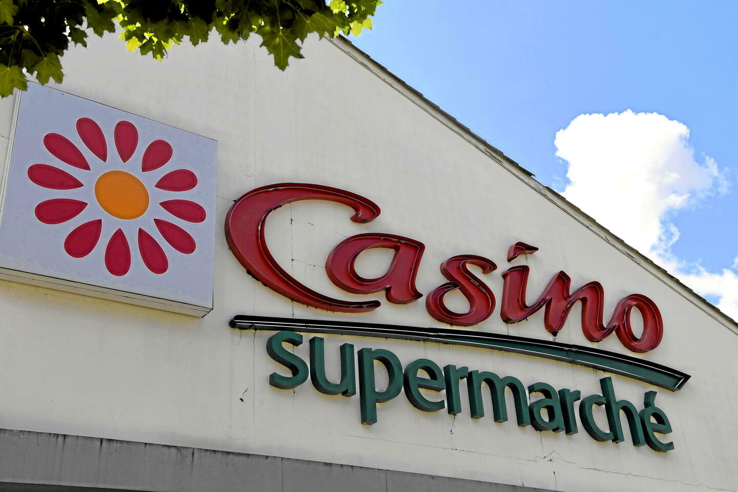 casino : jusqu’à 3 200 postes menacés, un millier d’emplois préservés à saint-étienne