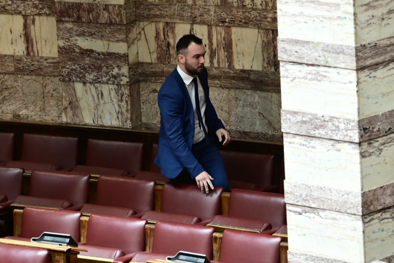 ξύλο στη βουλή: πρώην βουλευτής των σπαρτιατών έπιασε από το λαιμό βουλευτή της ελληνικής λύσης - φωτογραφίες
