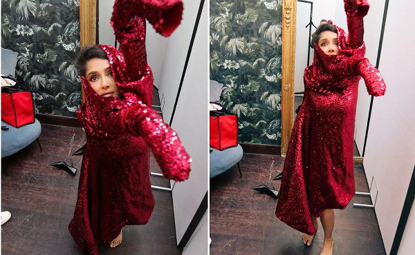 salma hayek posa con impactante vestido rojo en portada de revista