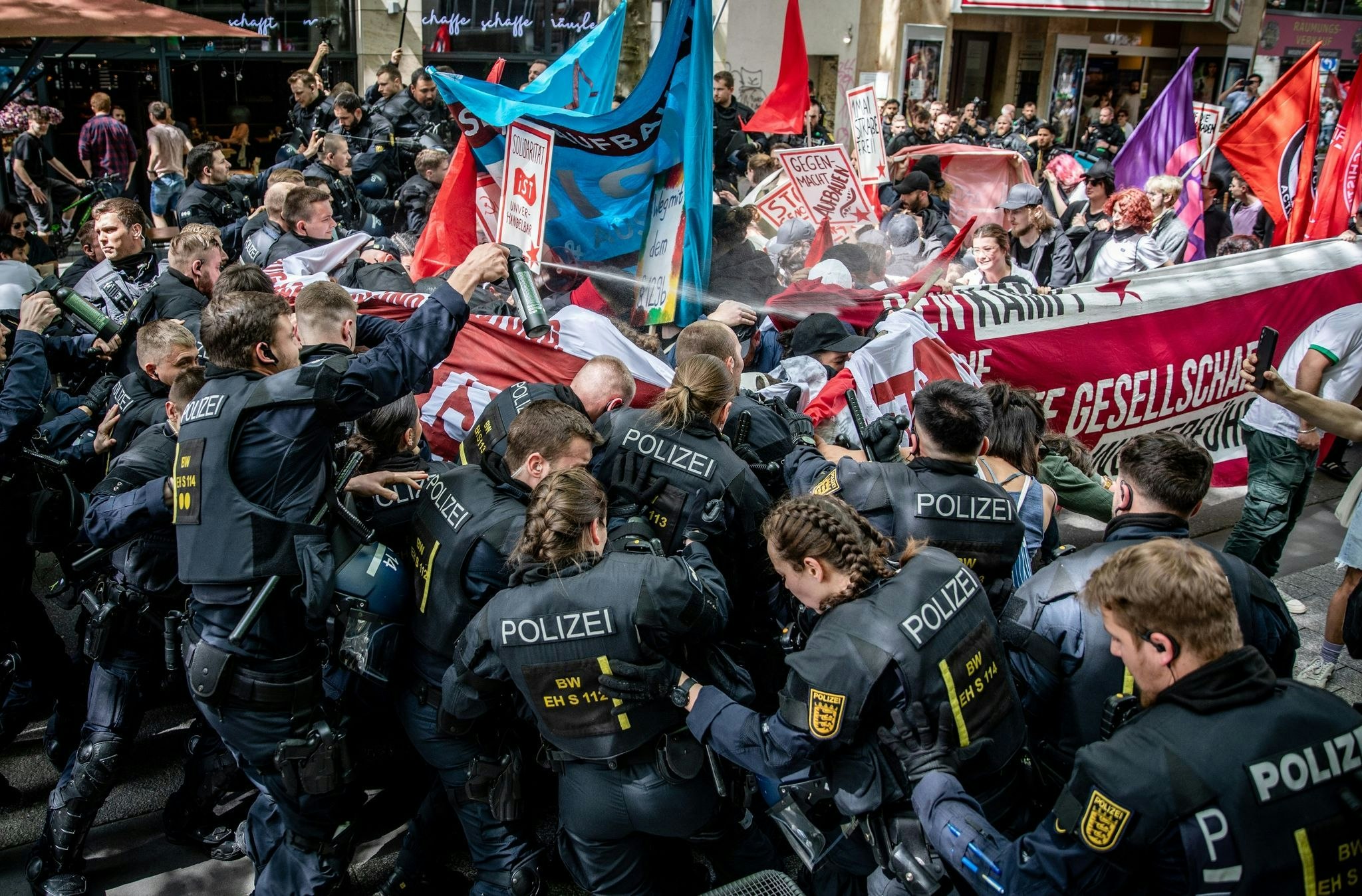 tag der arbeit: friedlicher 1. mai in berlin - gewalt in stuttgart