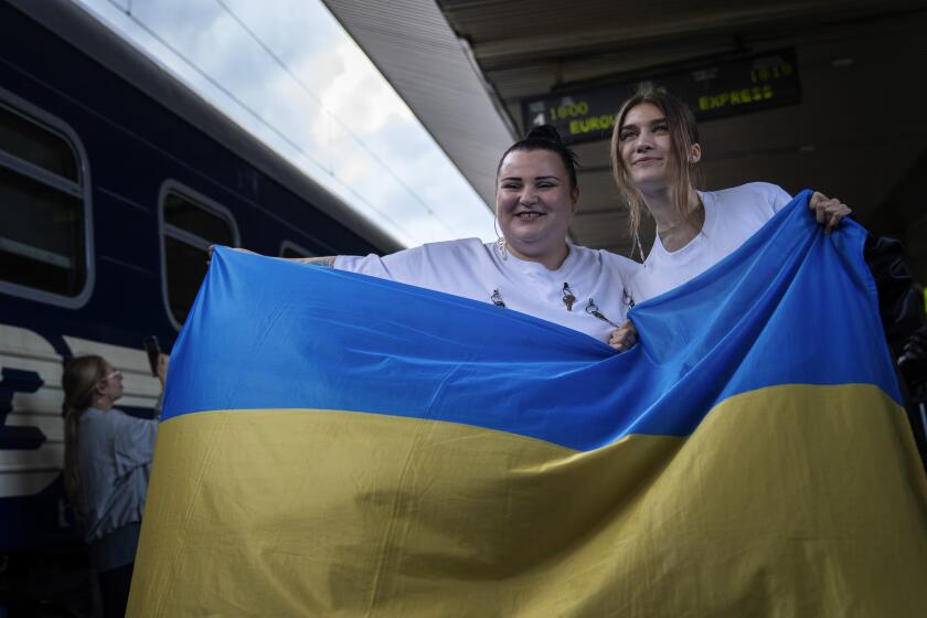 dúo ucraniano se dirige al festival de la canción de eurovisión con un mensaje: ¡seguimos aquí!