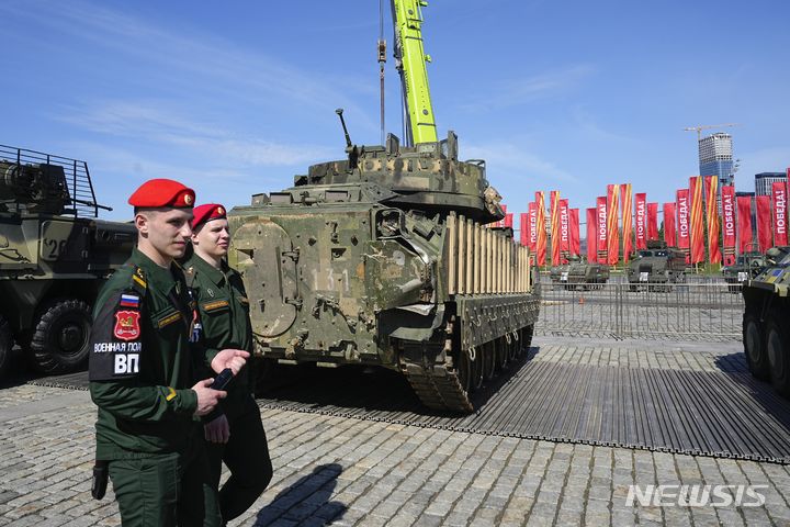 러시아, 우크라 전투서 노획한 서방 전차 공개 [뉴시스pic]