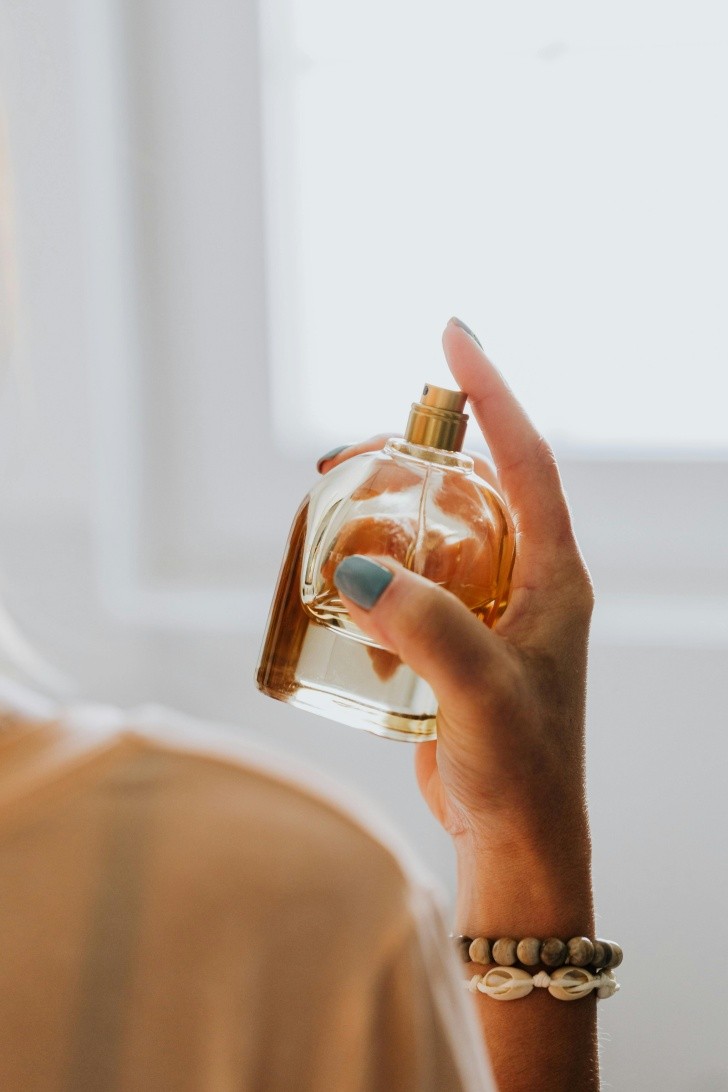 5 perfumes que no deben faltar en el tocador de una mujer