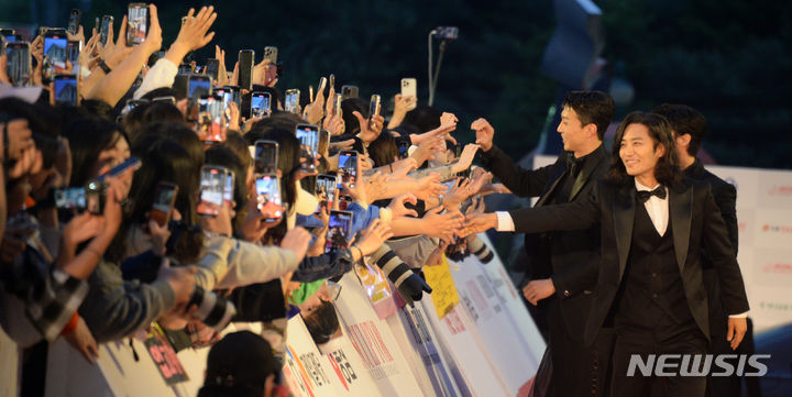 【フォト】イ・ユミ、ピョン・ウソク、コン・スンヨン出席…第25回全州国際映画祭で開幕式