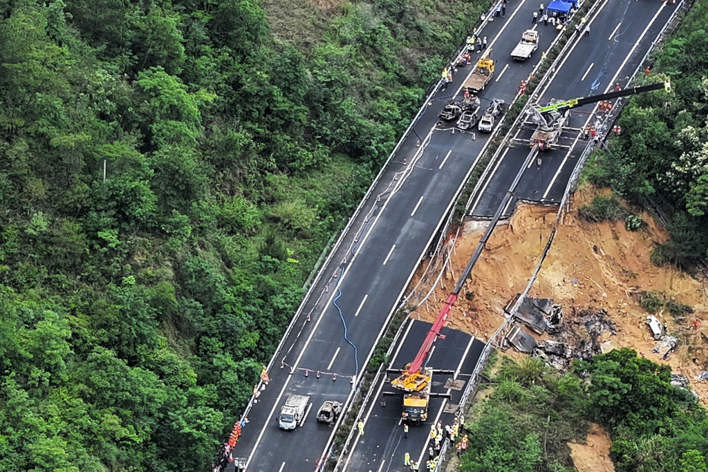 al menos 36 muertos por el derrumbe de una autopista en china
