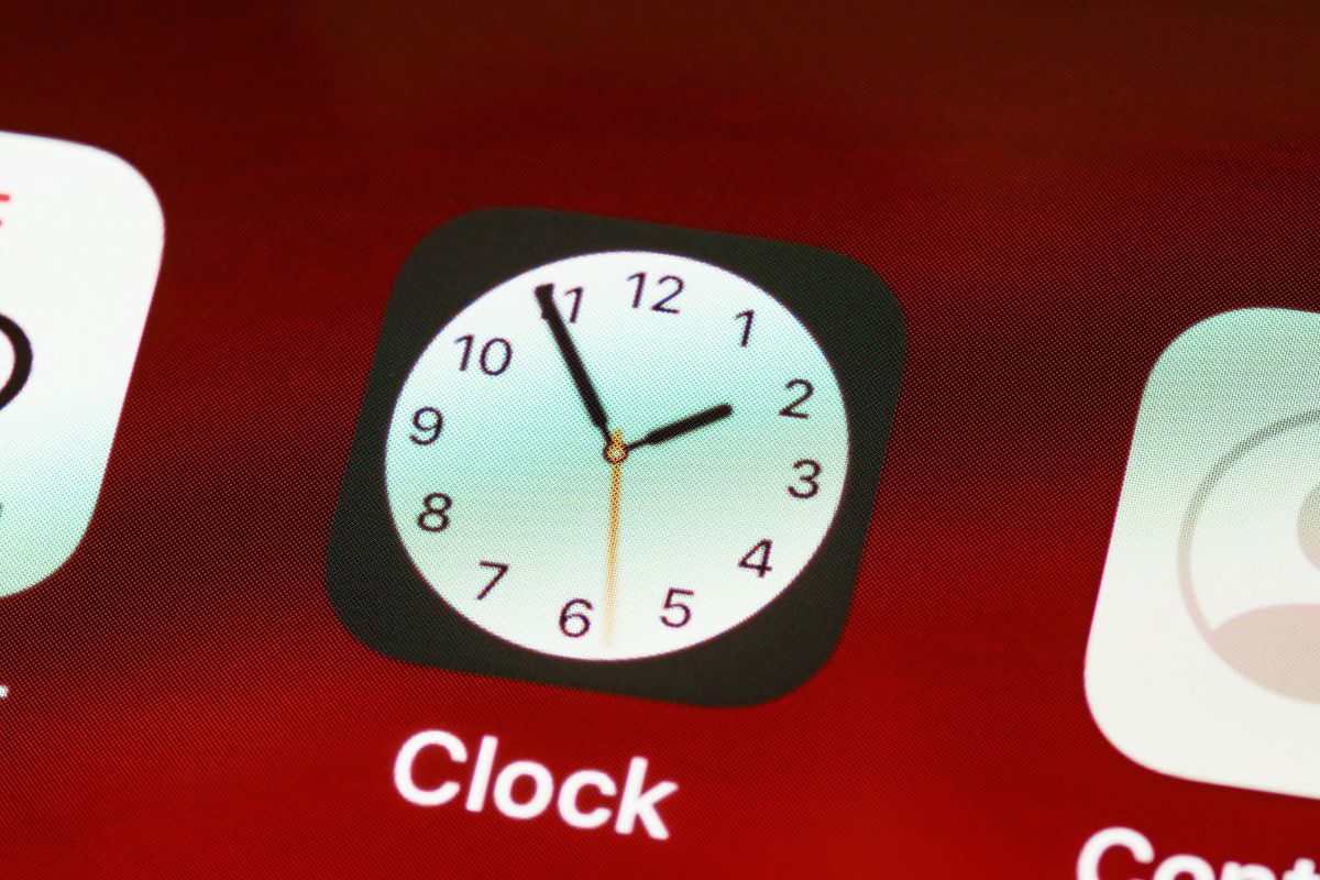 iphone alarms have stopped working and people are getting late to work: all details