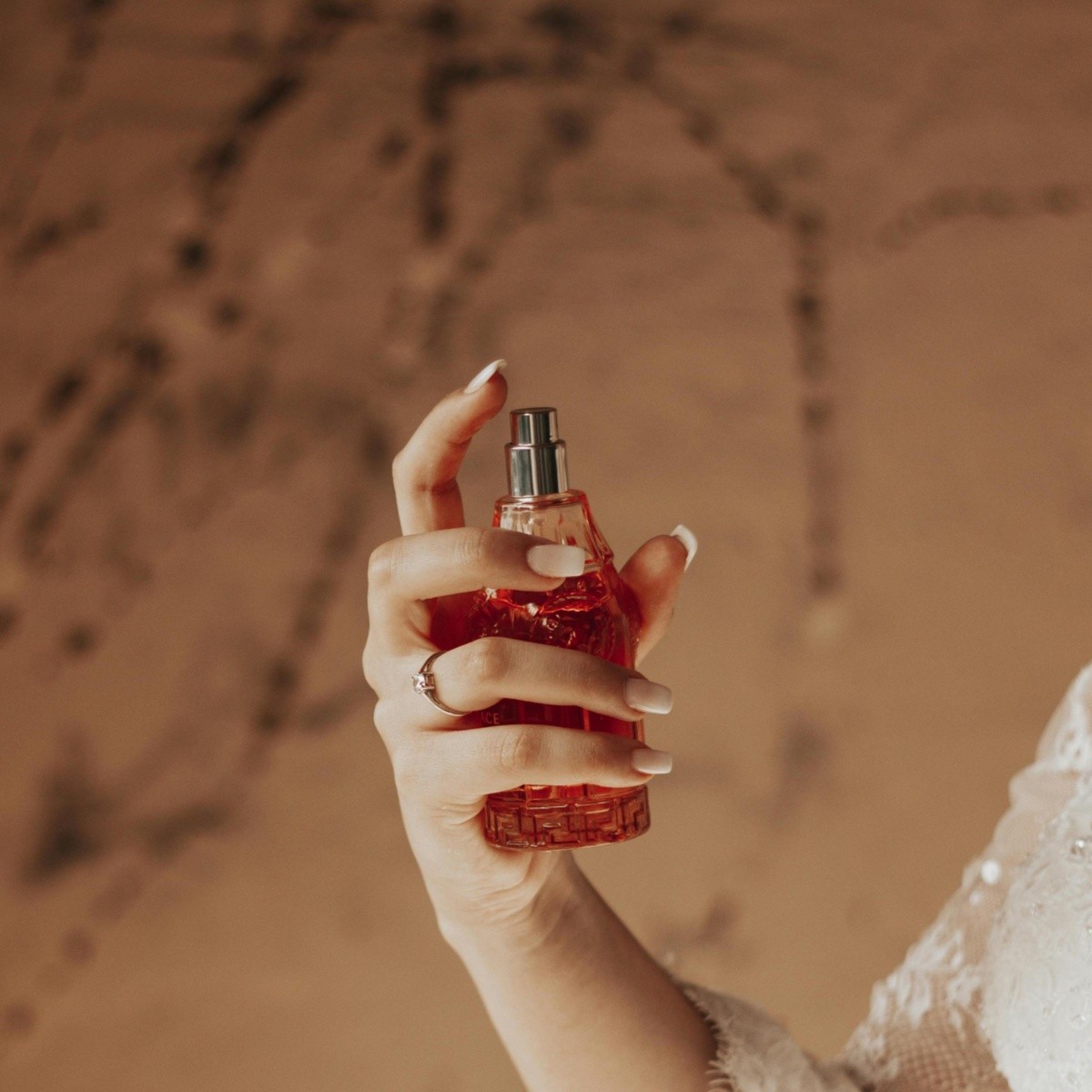 5 perfumes que no deben faltar en el tocador de una mujer