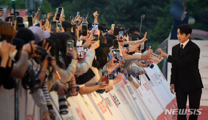 【フォト】イ・ユミ、ピョン・ウソク、コン・スンヨン出席…第25回全州国際映画祭で開幕式