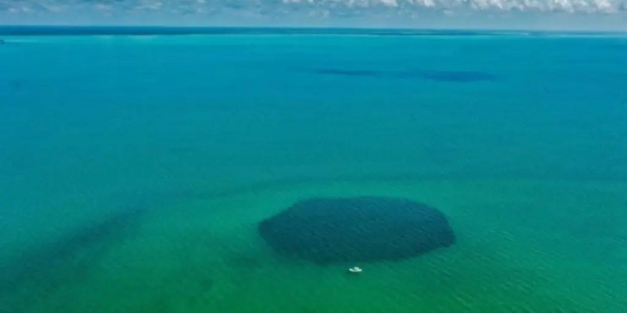 είναι αυτή η βαθύτερη μπλε τρύπα στον κόσμο; εφτασαν στα 420 μέτρα, άγνωστο πού είναι ο πυθμένας