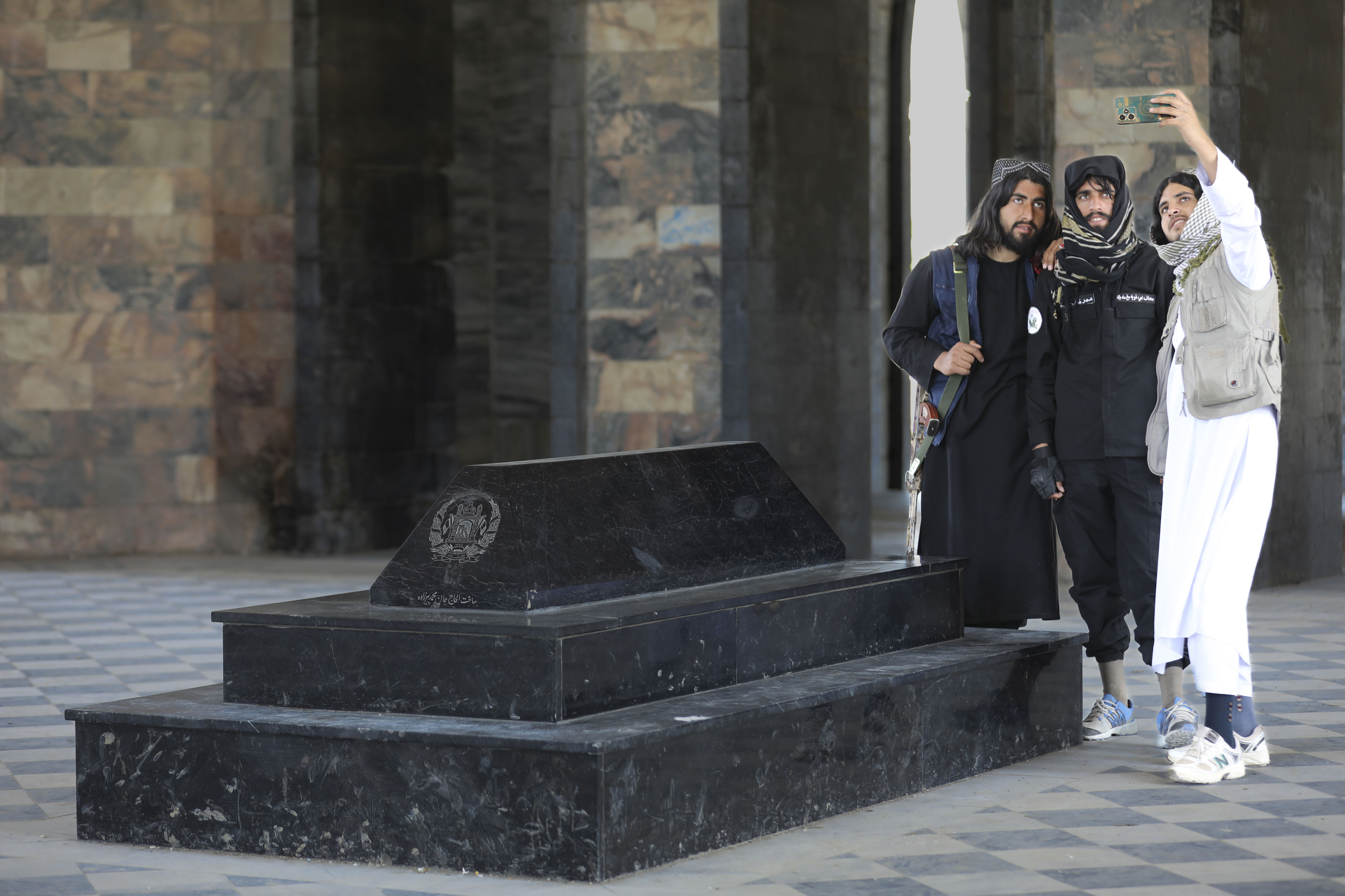 afghanistan ditt neste ferieland? taliban utdanner menn til å ta imot turister