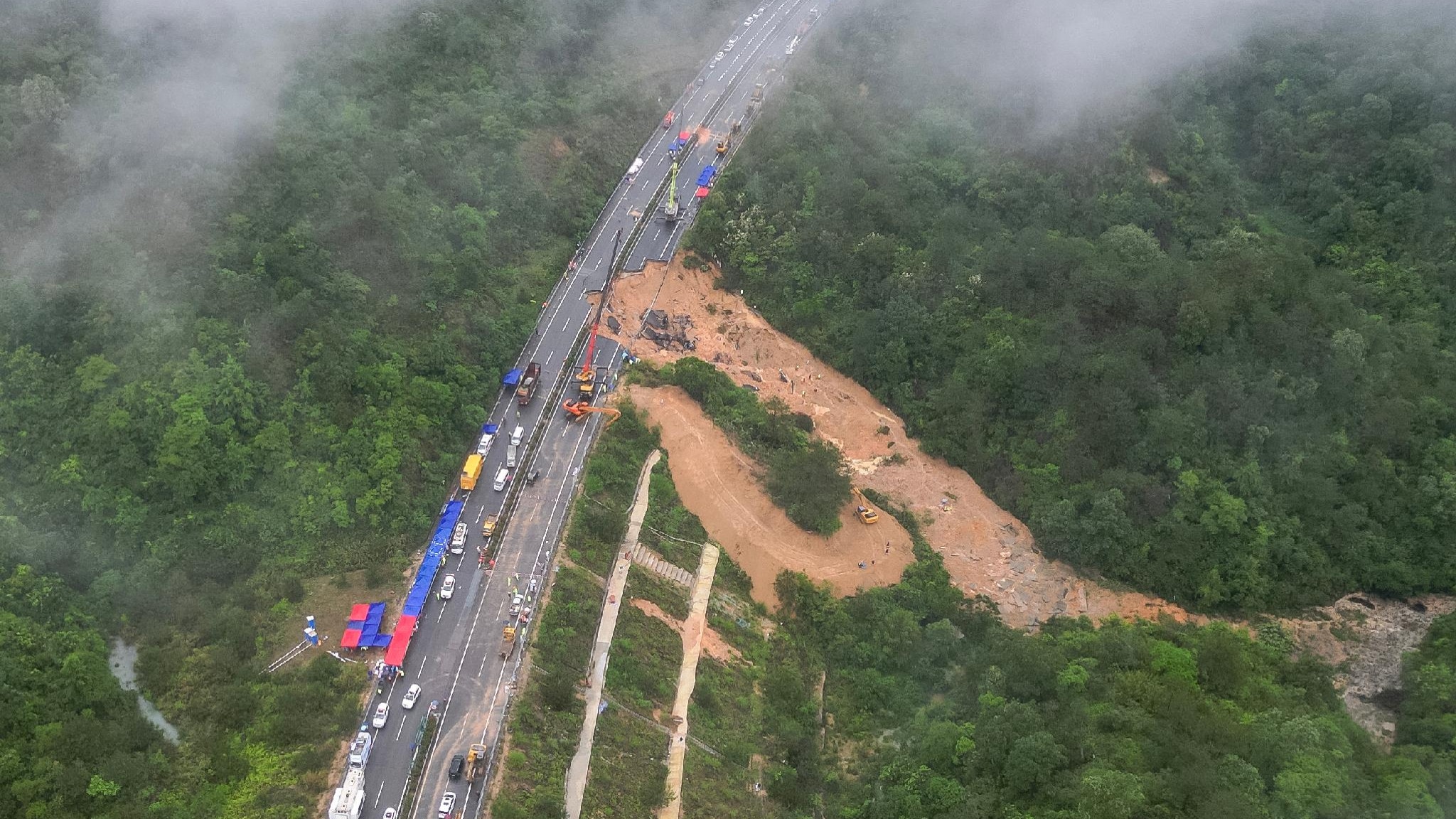 crolla un'autostrada nel sud della cina, morte almeno 36 persone