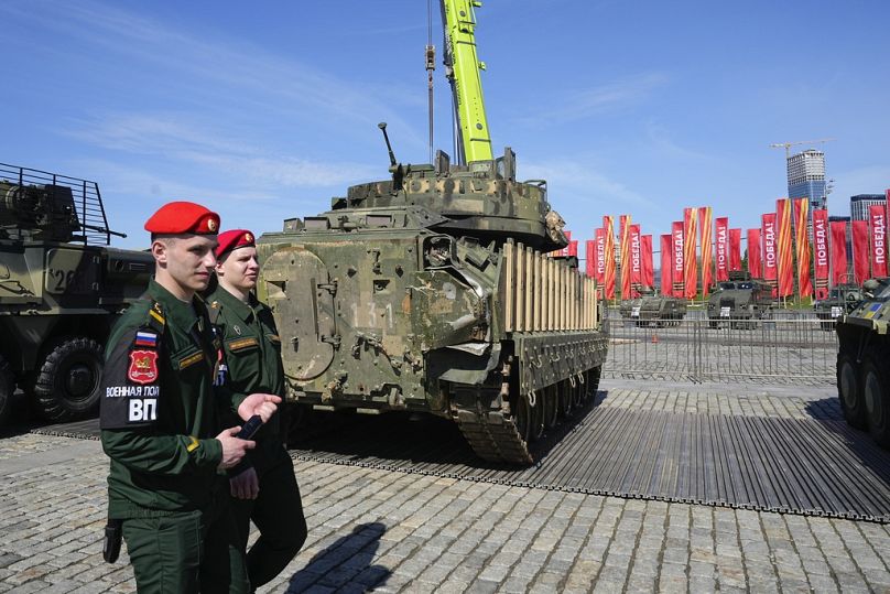 λάφυρα από το μέτωπο της ουκρανίας εκθέτει η ρωσία στη μόσχα