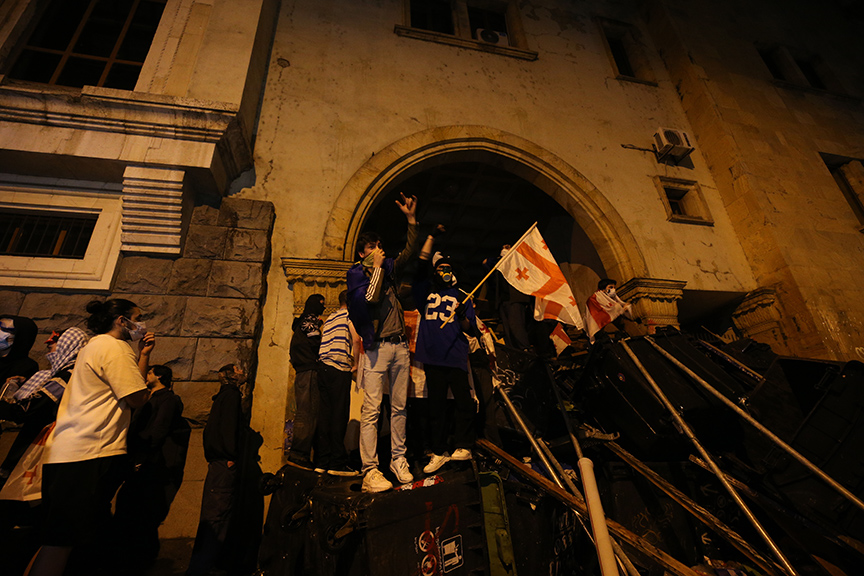 gürcistan'da polis, parlamento binasının kapılarını kuşatan göstericilere müdahale etti