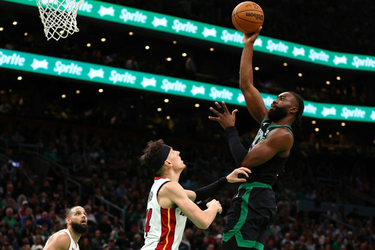 Jaylen Brown, de los Boston Celtics, lanza a canasta sobre Tyler Herro, de los Miami Heat.