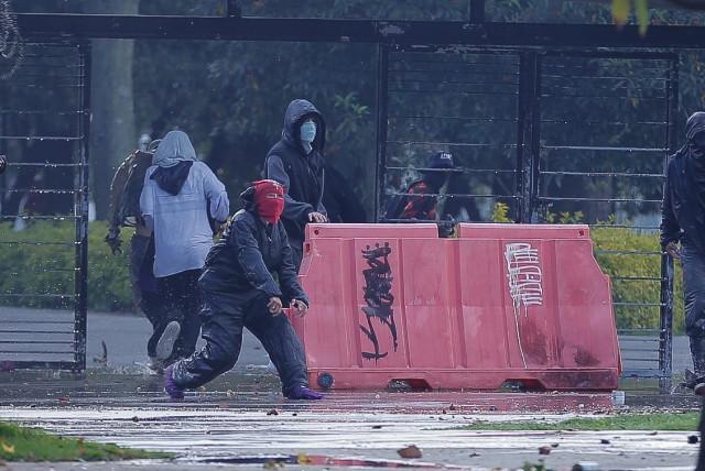 universidad nacional declara 'alerta roja' por encapuchados y desmanes; ordena desalojar el campus