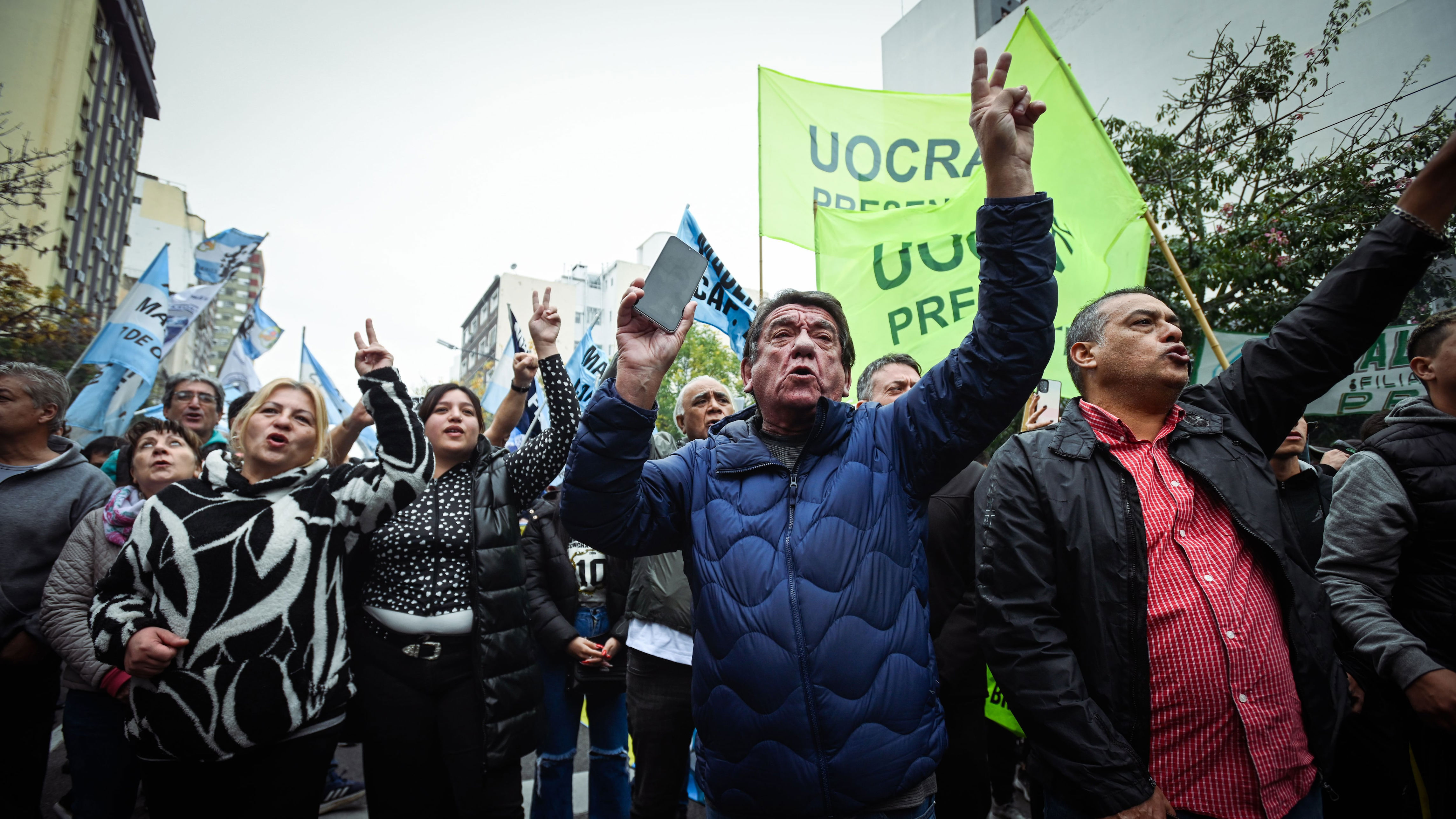 los sindicatos de argentina marchan contra el “ajuste brutal” de milei
