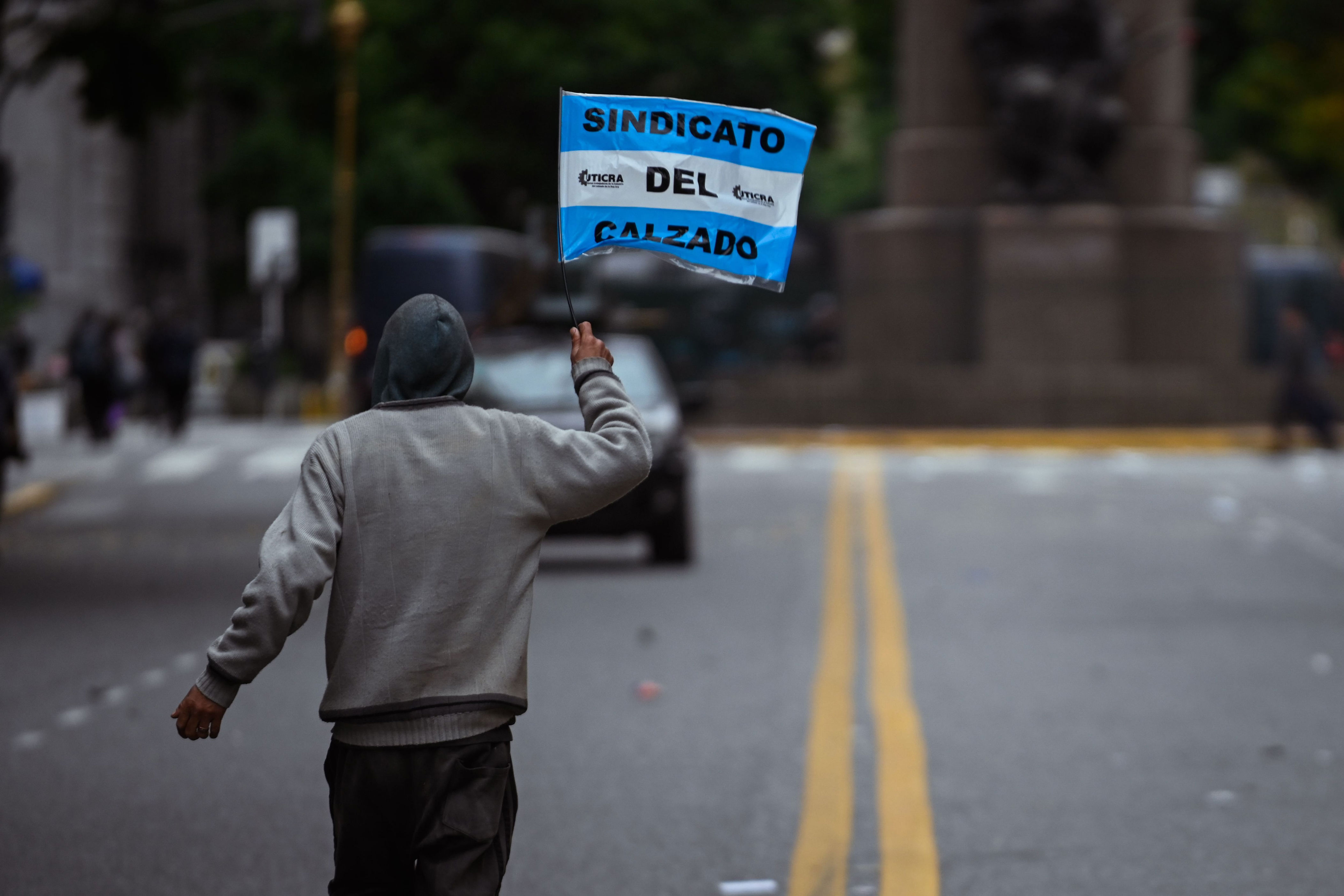 los sindicatos de argentina marchan contra el “ajuste brutal” de milei
