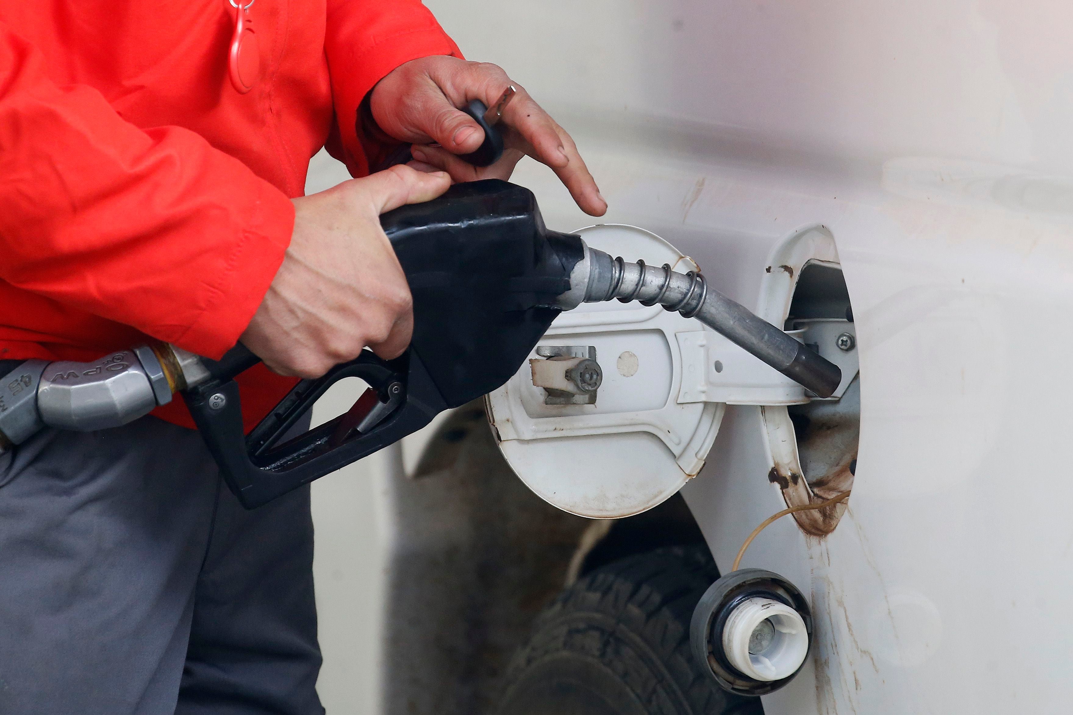 enap informa que bencinas anotarán alza de precio desde este jueves, pero el diésel irá a la baja