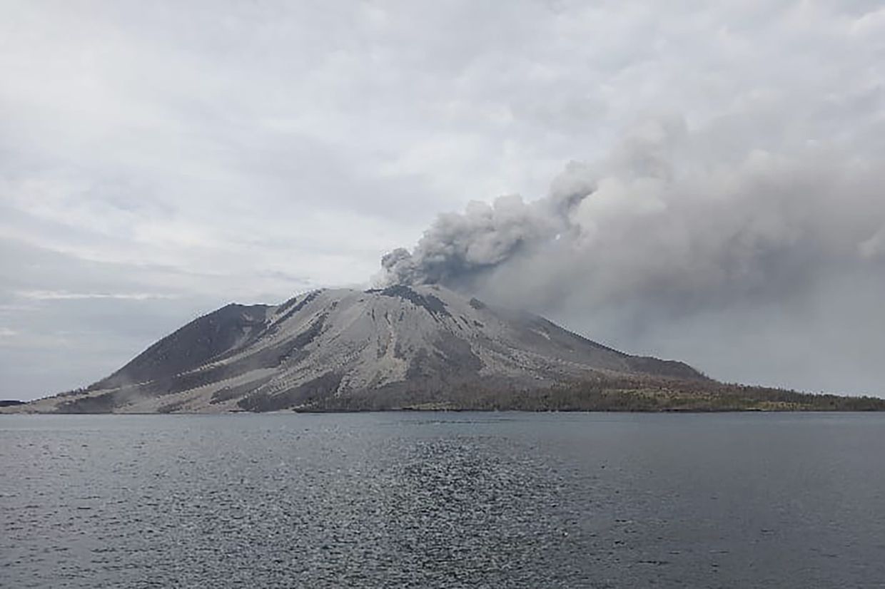 volcanic ash could disrupt flights over borneo till may 5