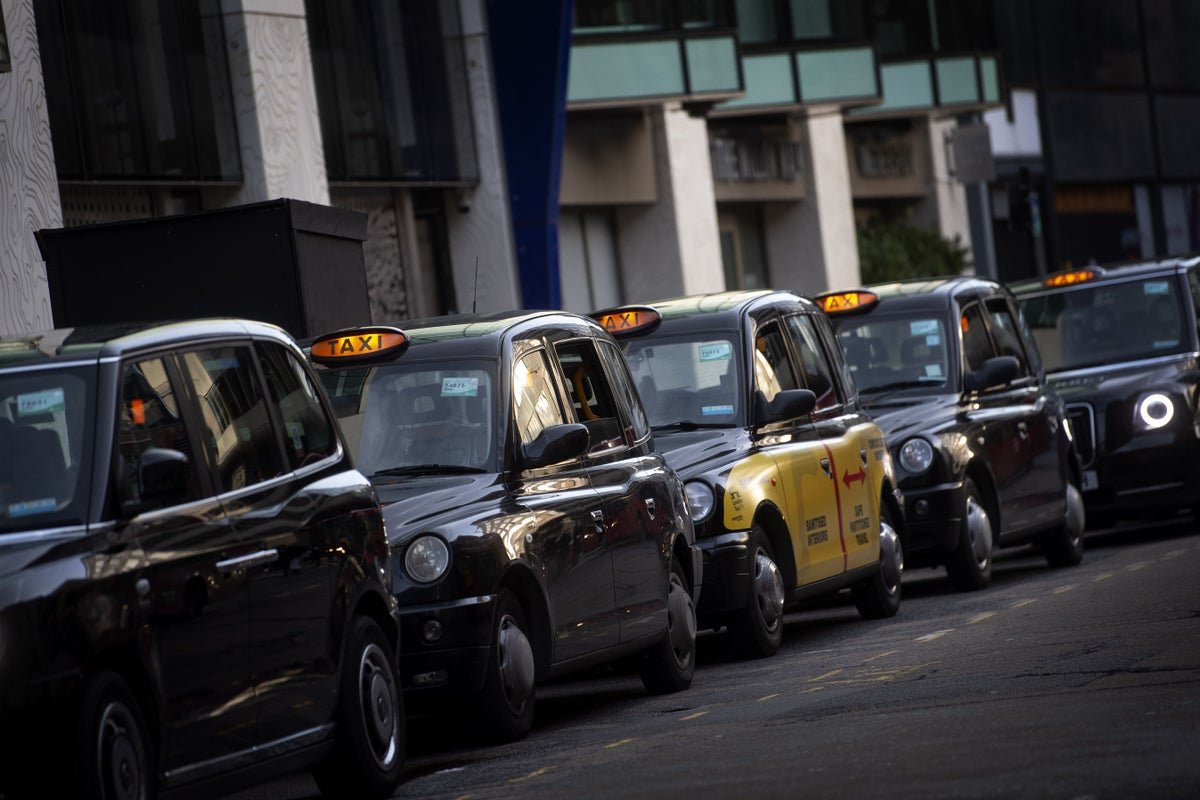 uber sued for £250m by london cabbies over taxi-booking rules