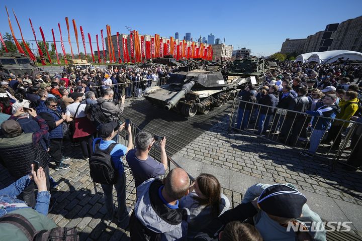 러시아, 우크라 전투서 노획한 서방 전차 공개 [뉴시스pic]