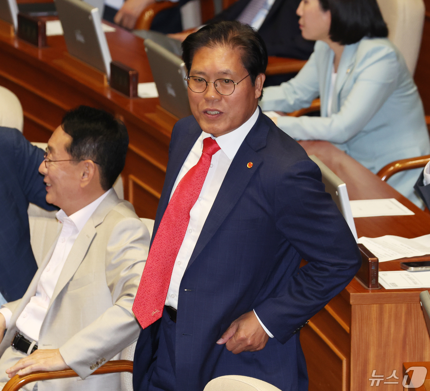 본회의 참석한 송석준 의원