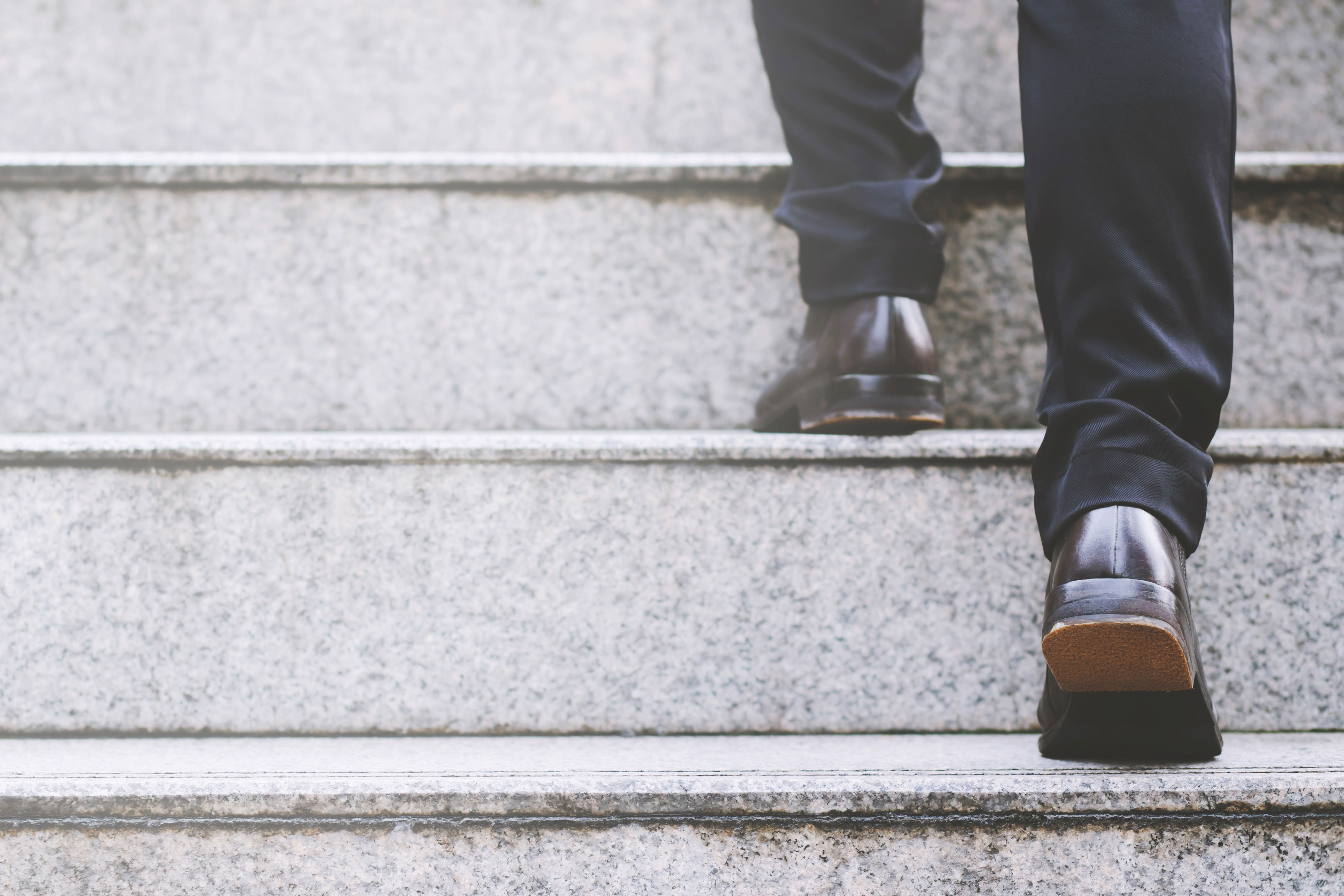 μην μετράτε βήματα… αλλά σκαλοπάτια. πώς η απλή αυτή καθημερινή άσκηση μπορεί να μας προσθέσει χρόνι