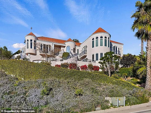 millionaire homeowners ban hikers from stunning hillside