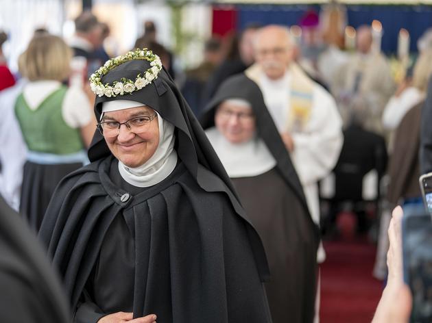 „es geschehen noch zeichen und wunder“: schwester legt gelübde in oberbayerischem kloster ab