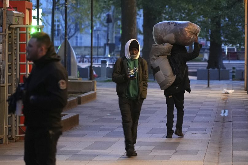 franse politie ontruimt migrantenkampen in parijs voor de olympische spelen