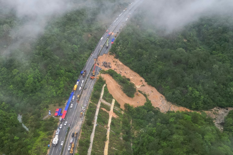 china anuncia un nuevo saldo de al menos 48 muertos por el colapso de una carretera