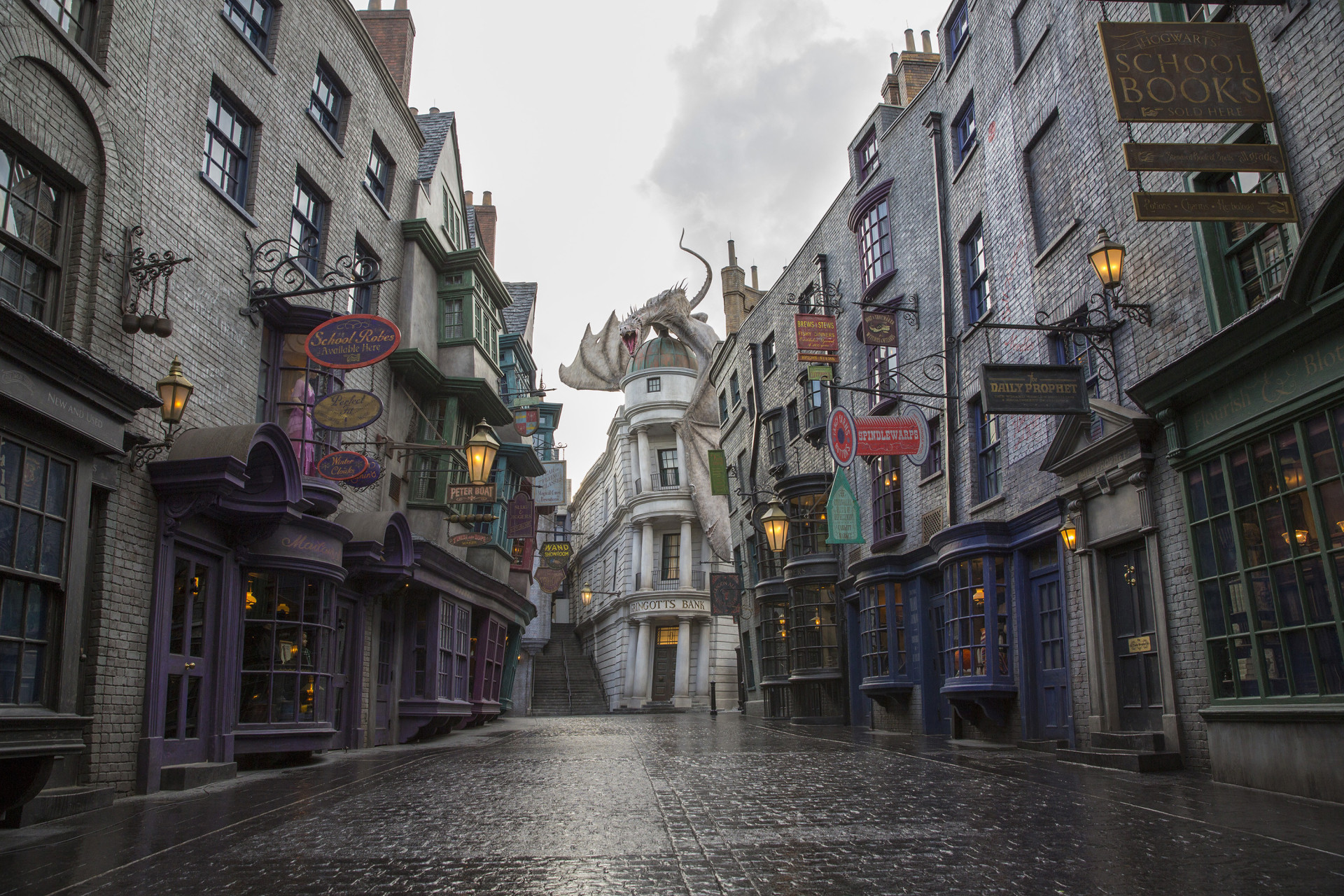 The magical street in London can also be seen at the theme park. It has already been expanded from the original Harry Potter attraction, which was inaugurated in 2010.<p>You may also like:<a href="https://www.starsinsider.com/n/334634?utm_source=msn.com&utm_medium=display&utm_campaign=referral_description&utm_content=386265v16en-us"> Braving the daily commute around the world</a></p>