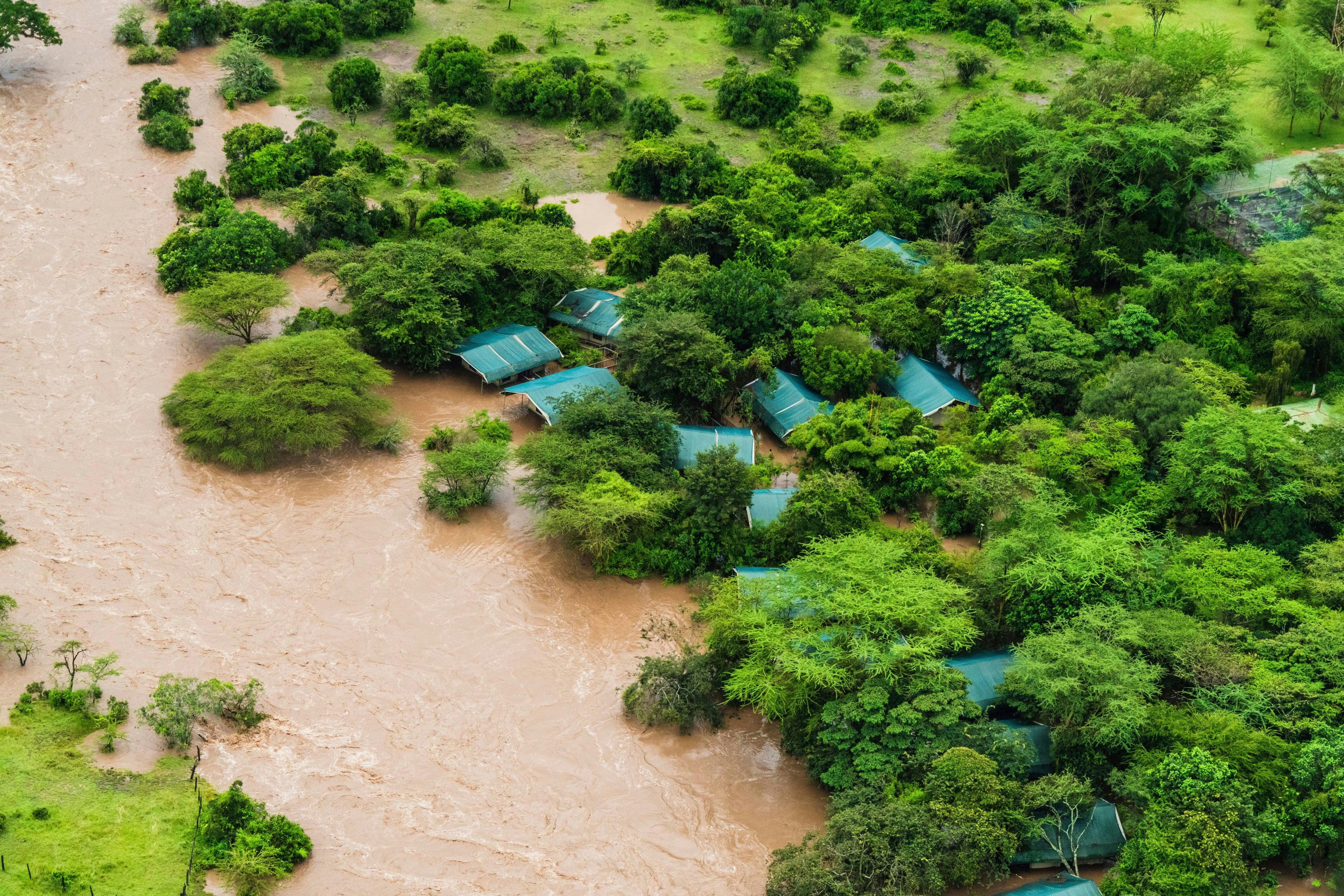 nach heftigen regenfällen: mindestens 100 reisende in berühmtem naturschutzpark eingekesselt