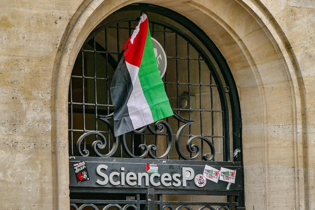 antisémitisme à sciences po paris : 500 anciens élèves et enseignants appellent à un sursaut face à une « minorité radicalisée »