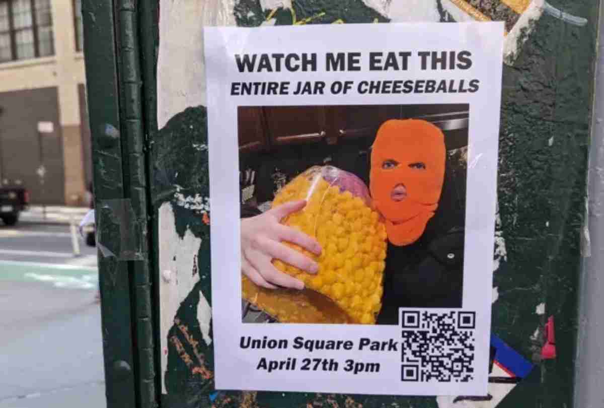 dav se shromáždil, aby viděl maskovaného muže jíst obří hrnec sýrových snacků