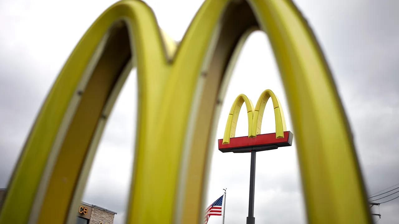 <p>McDonald’s, once the epitome of affordable fast food, is now feeling the pinch of a weakening economy. In a recent statement, the global fast-food giant acknowledged that sales are dropping, signaling broader economic challenges. This downturn comes despite McDonald’s historical reputation for offering budget-friendly options, including its iconic dollar menu.</p>