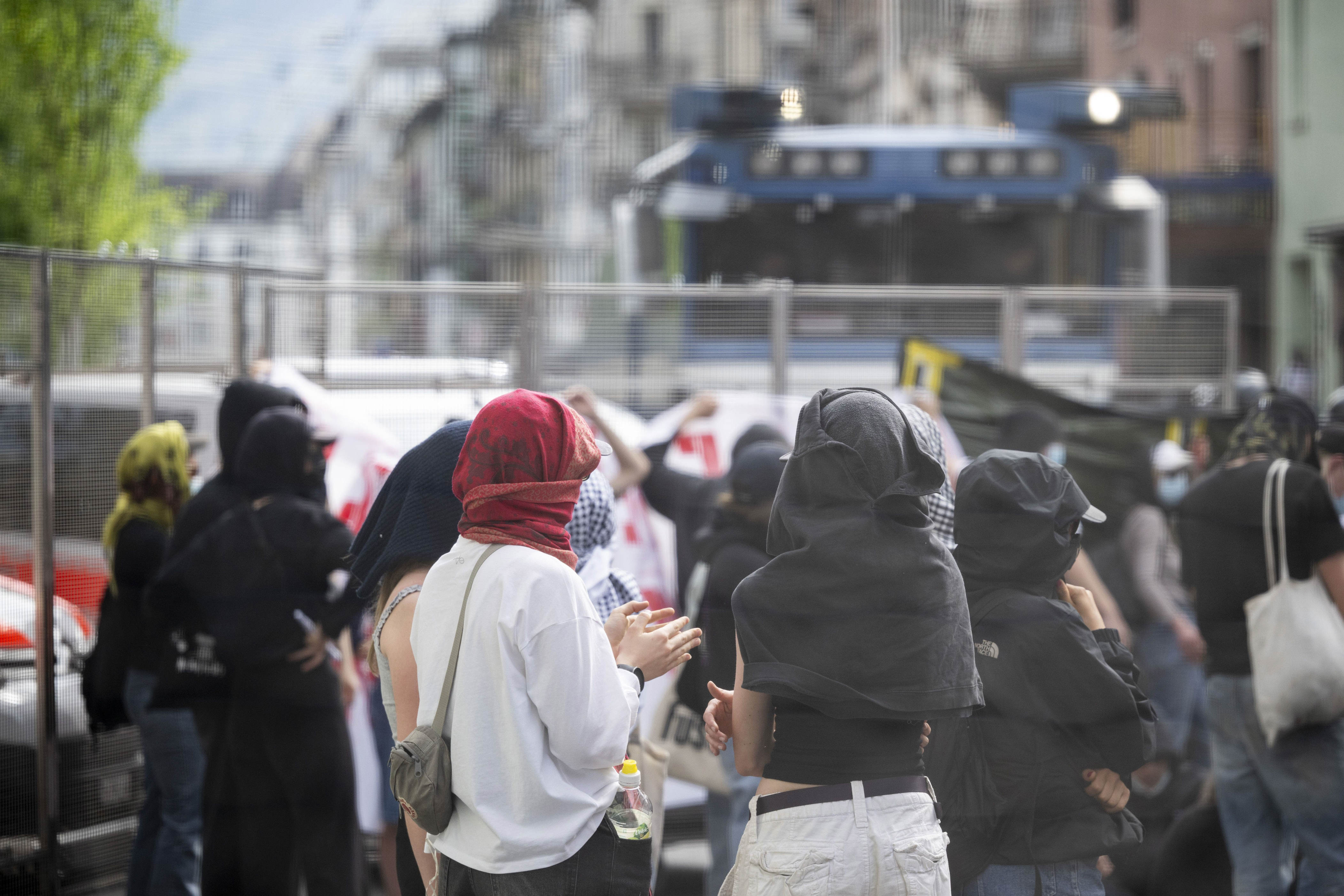 1. mai in zürich: polizei nimmt zwei junge frauen fest, die für attacke auf läderach-filiale an de bahnhofstrasse verantwortlich sein sollen