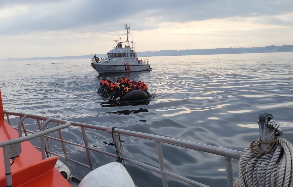 normandie : soixante-six migrants qui tentaient de traverser la manche secourus