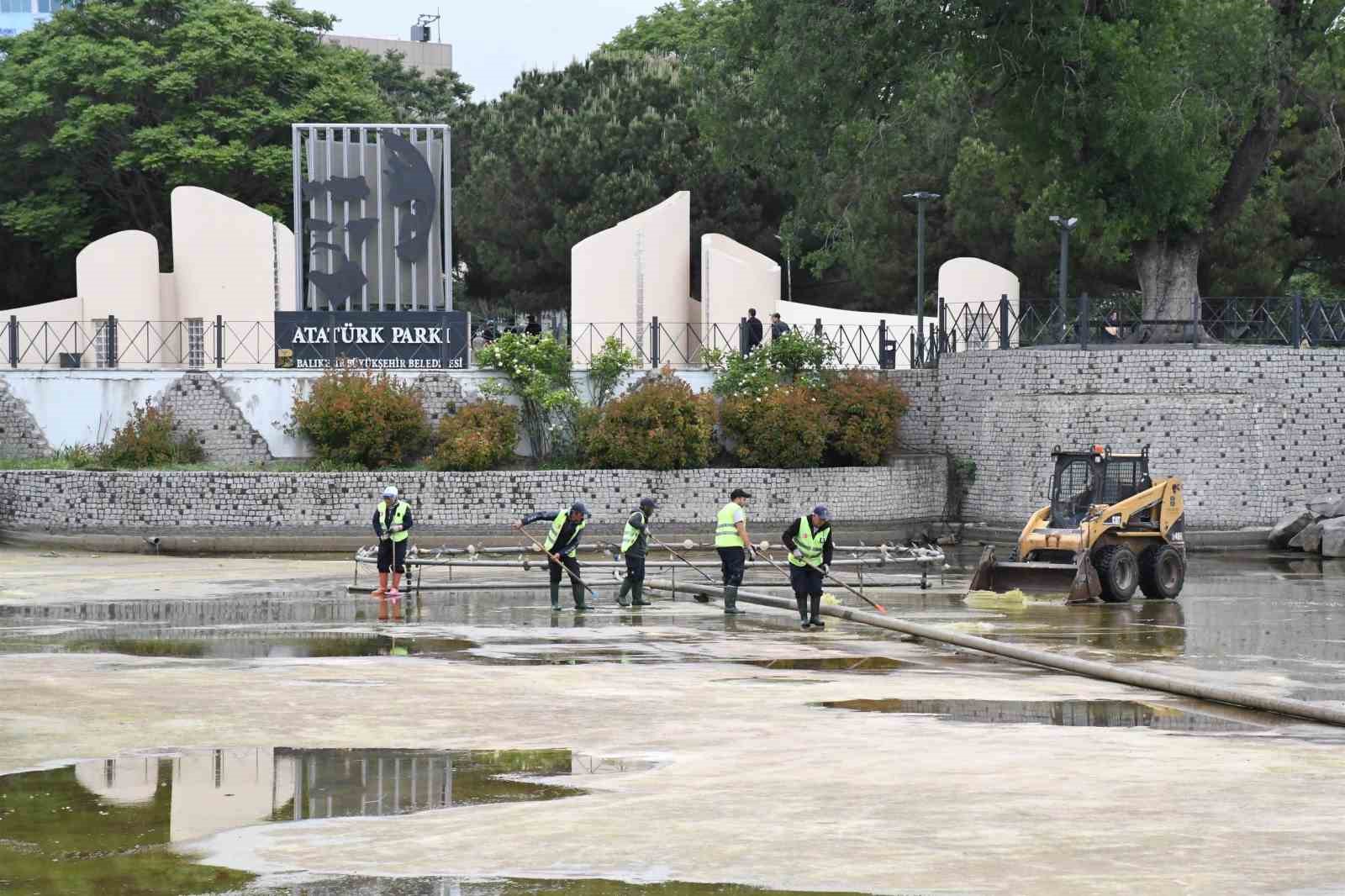 büyükşehir, atatürk parkı’ndaki süs havuzunu temizledi