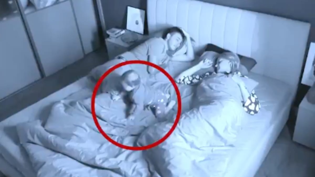 video. i genitori dormono nel letto con il loro bebè: quando si svegliano vanno nel panico