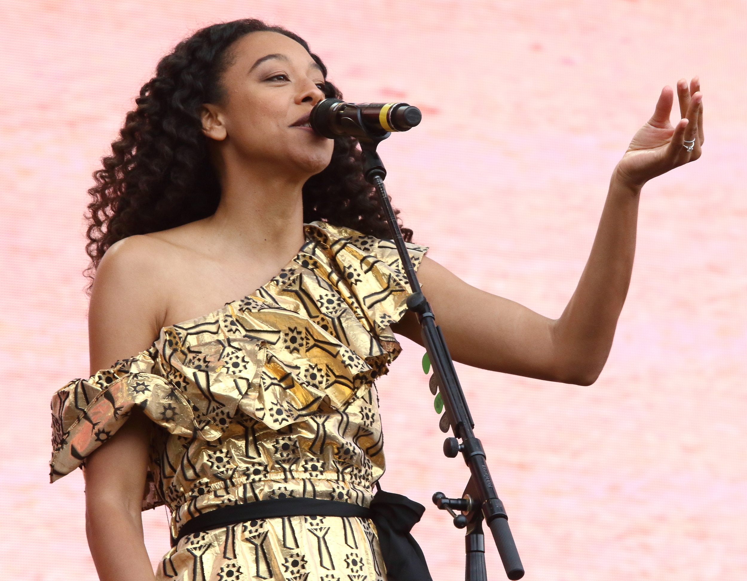 <p>Corinne Bailey Rae's "Put Your Records On" is one of the few songs out there that makes us feel completely safe. Something about it fills us with hope, and to be honest, we could all use more of that these days.</p><p><a href='https://www.msn.com/en-us/community/channel/vid-cj9pqbr0vn9in2b6ddcd8sfgpfq6x6utp44fssrv6mc2gtybw0us'>Follow us on MSN to see more of our exclusive entertainment content.</a></p>