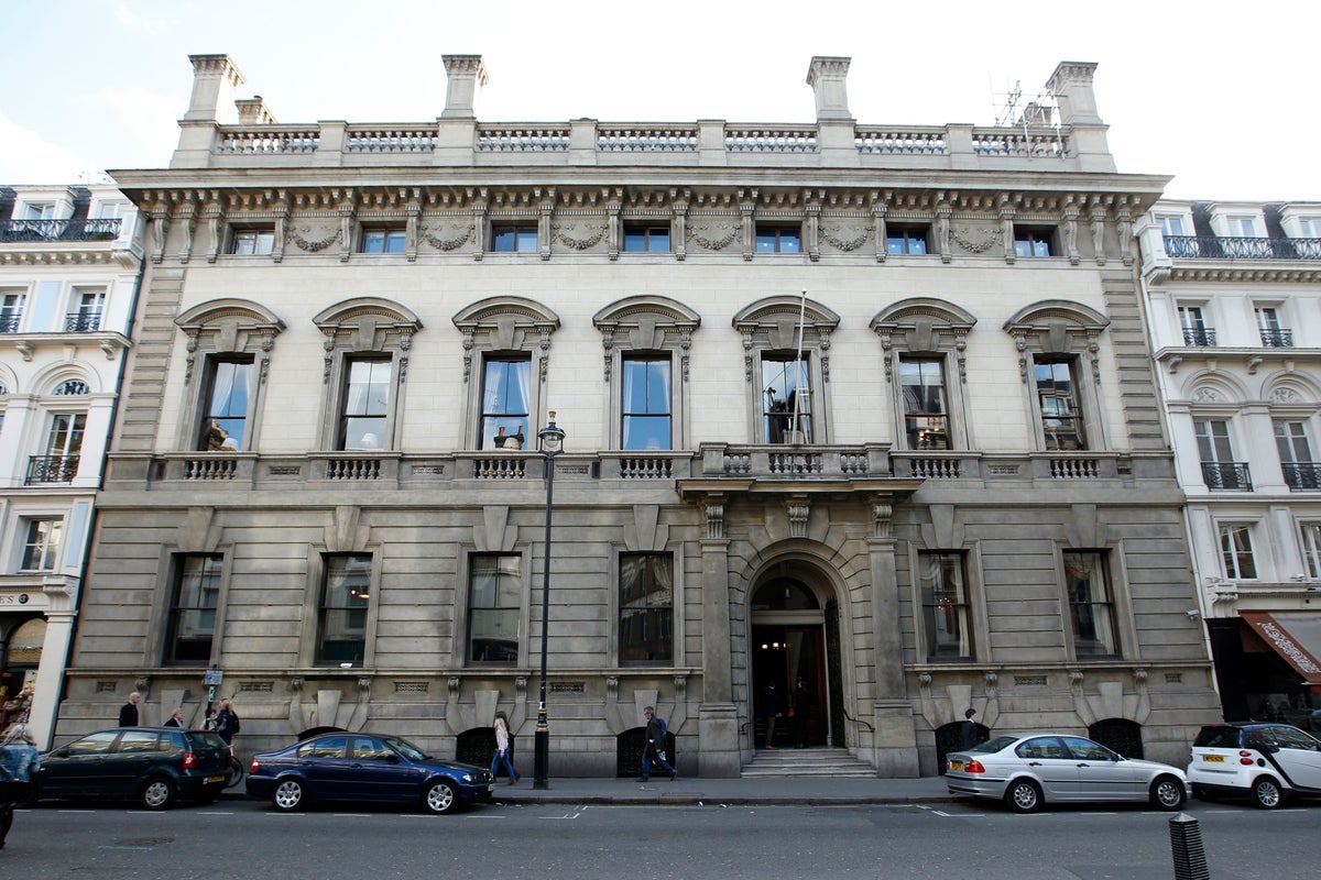 garrick club votes to accept women members for first time in its 193-year history