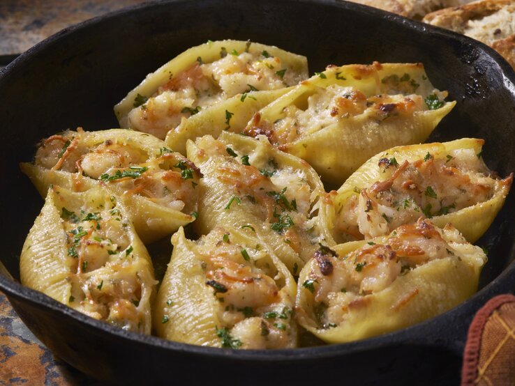 Muschelnudeln mit Garnelen-Füllung: Überbackene Pasta in Butter