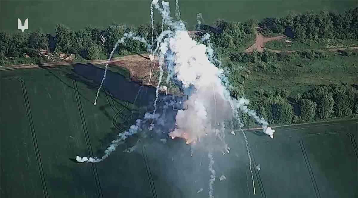 video: drone-kamikaze tuhoaa ilmatorjuntajärjestelmän buk-m1:n ampumalaitteen