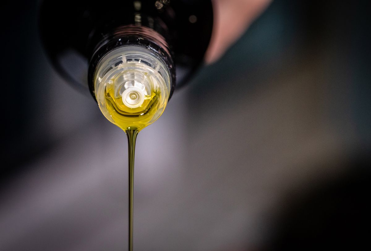 here's what really happens when you store olive oil in plastic bottles