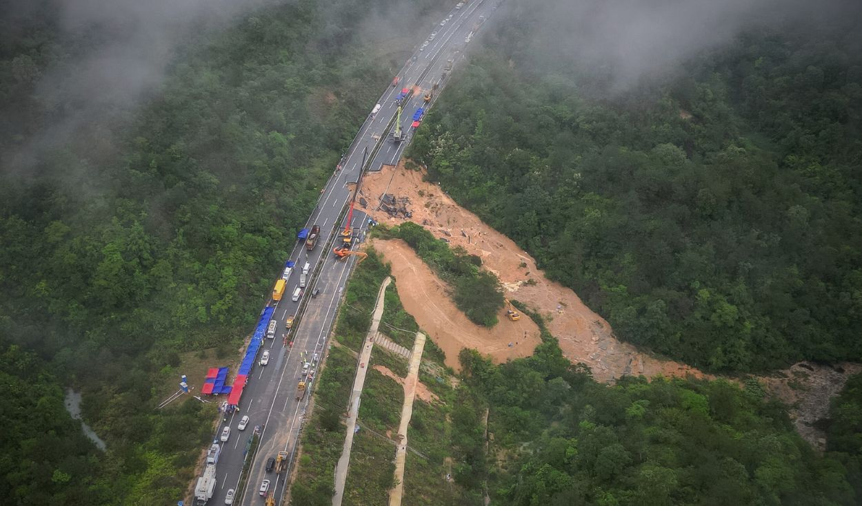 mueren 48 personas tras colapsar carretera por fuertes lluvias en china: continúan los rescates